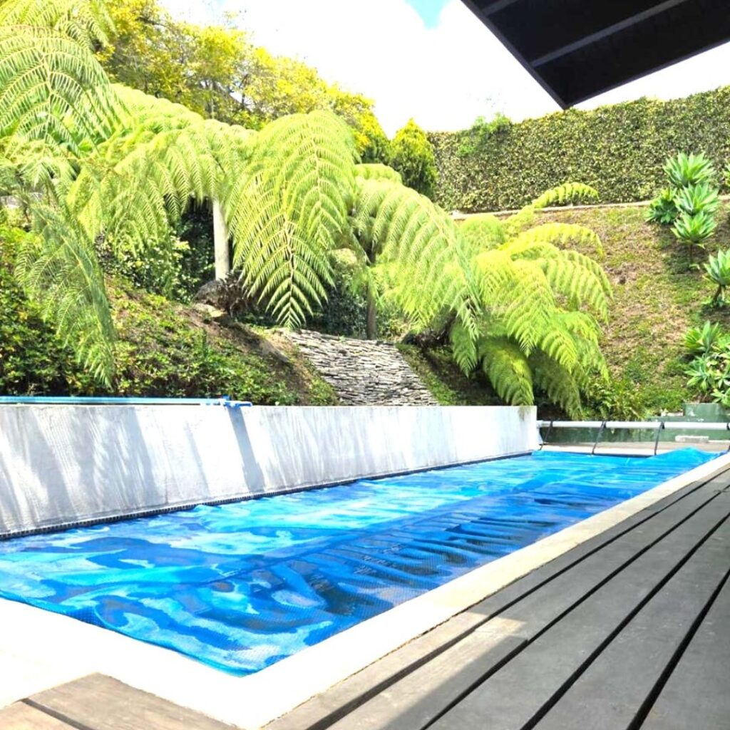 Casa carretera al Salvador Guatemala con piscina rodeada de vegetación